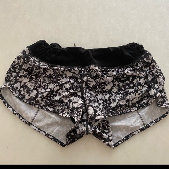 LULULEMON Speed Shorts size 8 Black, floral design - Picture 2 of 6